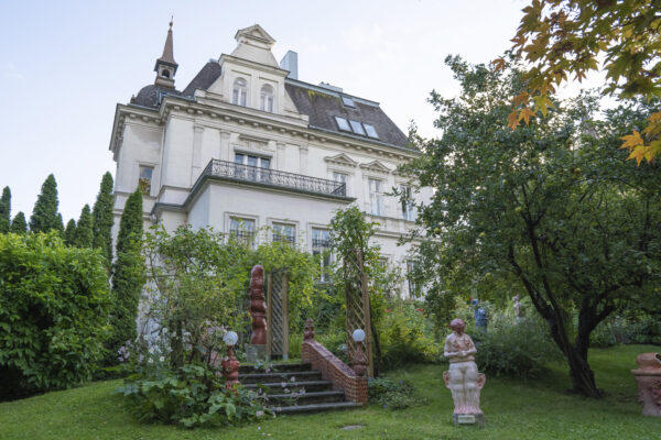 Villa Arik Brauer Skulpturengarten